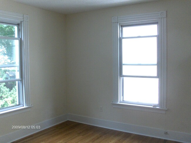 side bedroom, 2nd - 78 Nash St