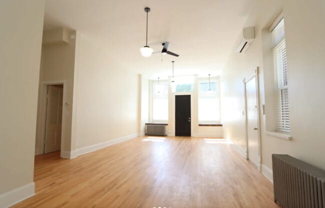 Building Photo - 1318 W Erie St