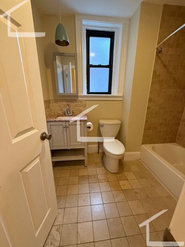 Building Photo - Luxuriously Renovated apartment perfect for BU students, available 9/1/26