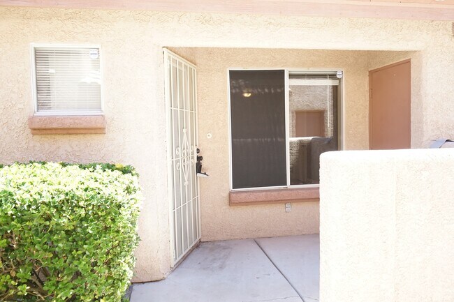 Foto del edificio - SHOWINGS AVAILABLE NOW