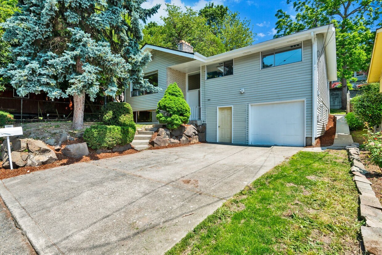 Foto principal - Spacious 3 Bed, 2.75 Bath Seward Park Home!
