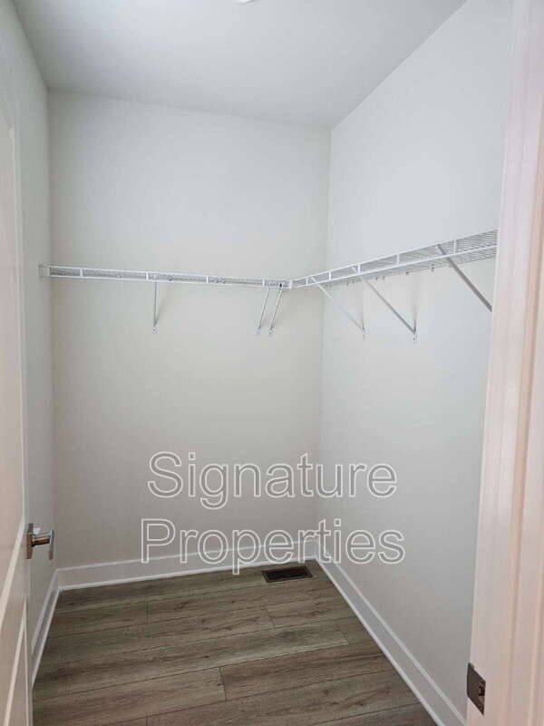 Foto del edificio - 8026 Lake Laurel Ln