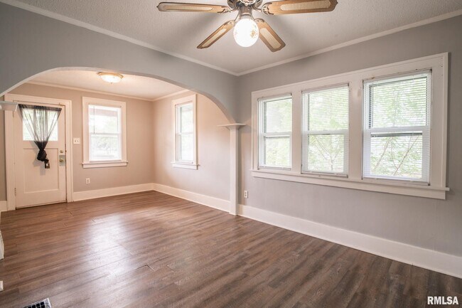 Building Photo - 4515 Drake Dr