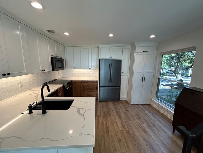 Foto del edificio - 300 Rush Creek Dr