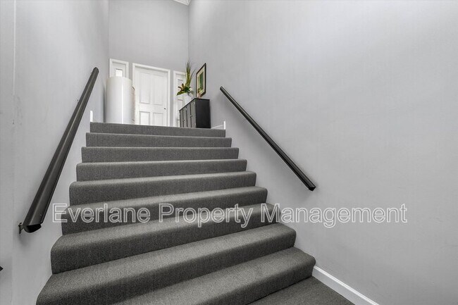Building Photo - 65 E Cedar St