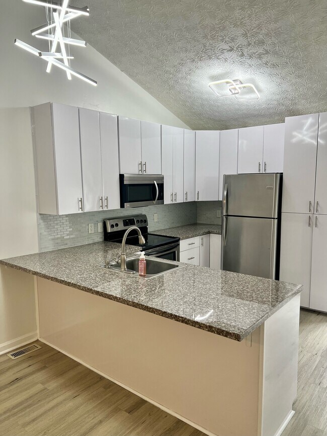 Preciosa cocina - 610 Shadywood Ln
