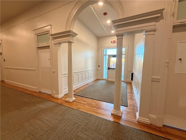 Building Photo - 1624 Lonsdale Ave