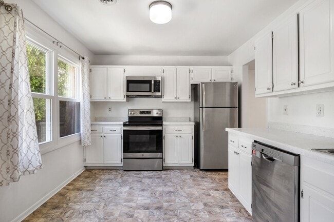 Foto del edificio - 3 to 4 Bed/3 1/2 Bath. Pet friendly.  Reserved Parking