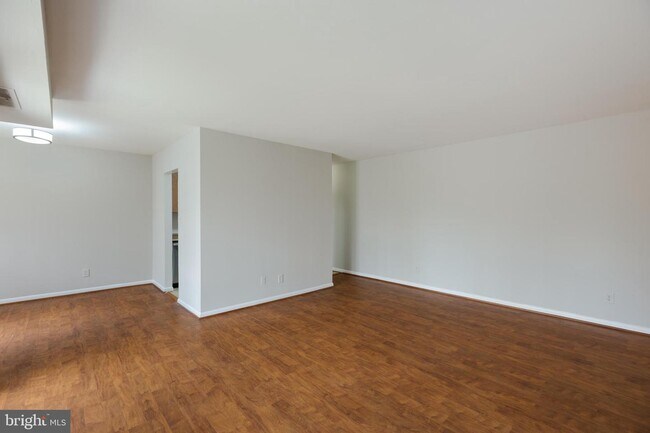 Building Photo - 3931 Lyndhurst Dr