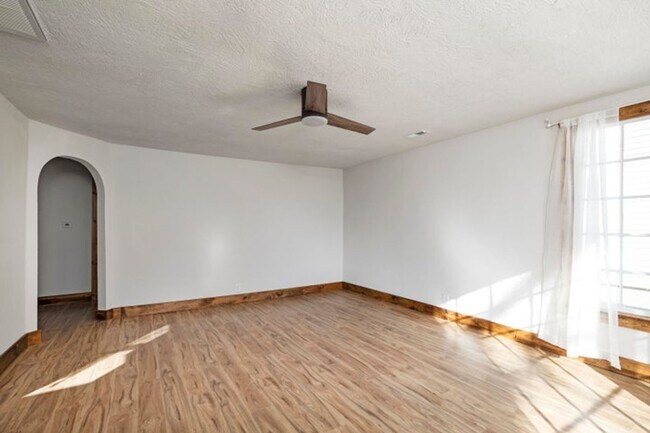 Building Photo - COMPLETELY REMODELED 3 Bedroom | 1 Bathroo...