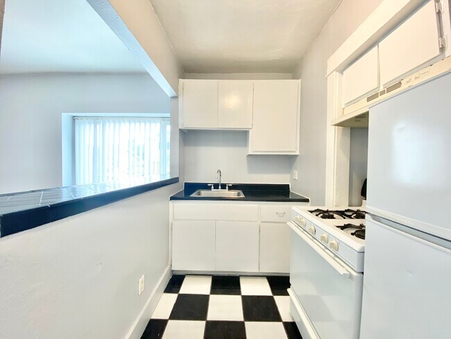 Foto del edificio - 1128 Raymond Ave