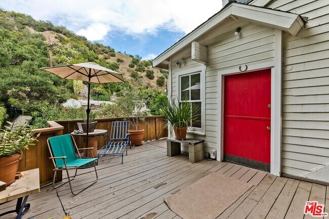 Building Photo - 1529 N Beverly Glen Blvd