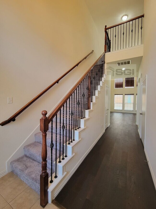 Building Photo - Fantastic 3 Bed Townhouse
