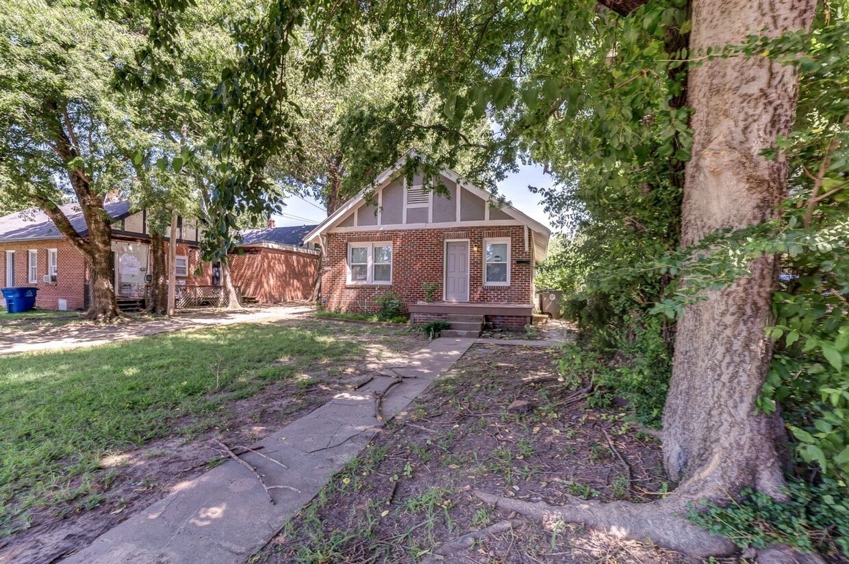 Primary Photo - 2205 E 8th St
