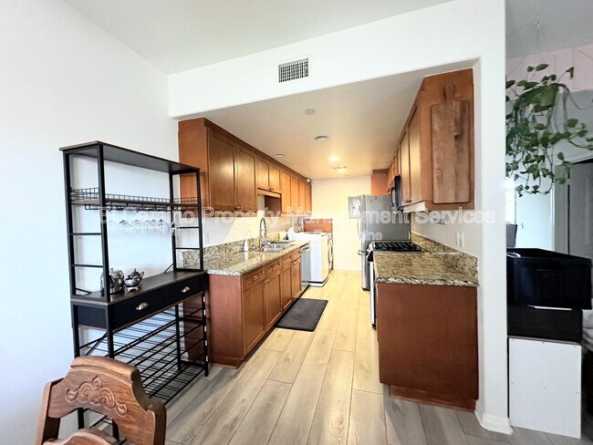 Foto del edificio - 17230 Newhope St