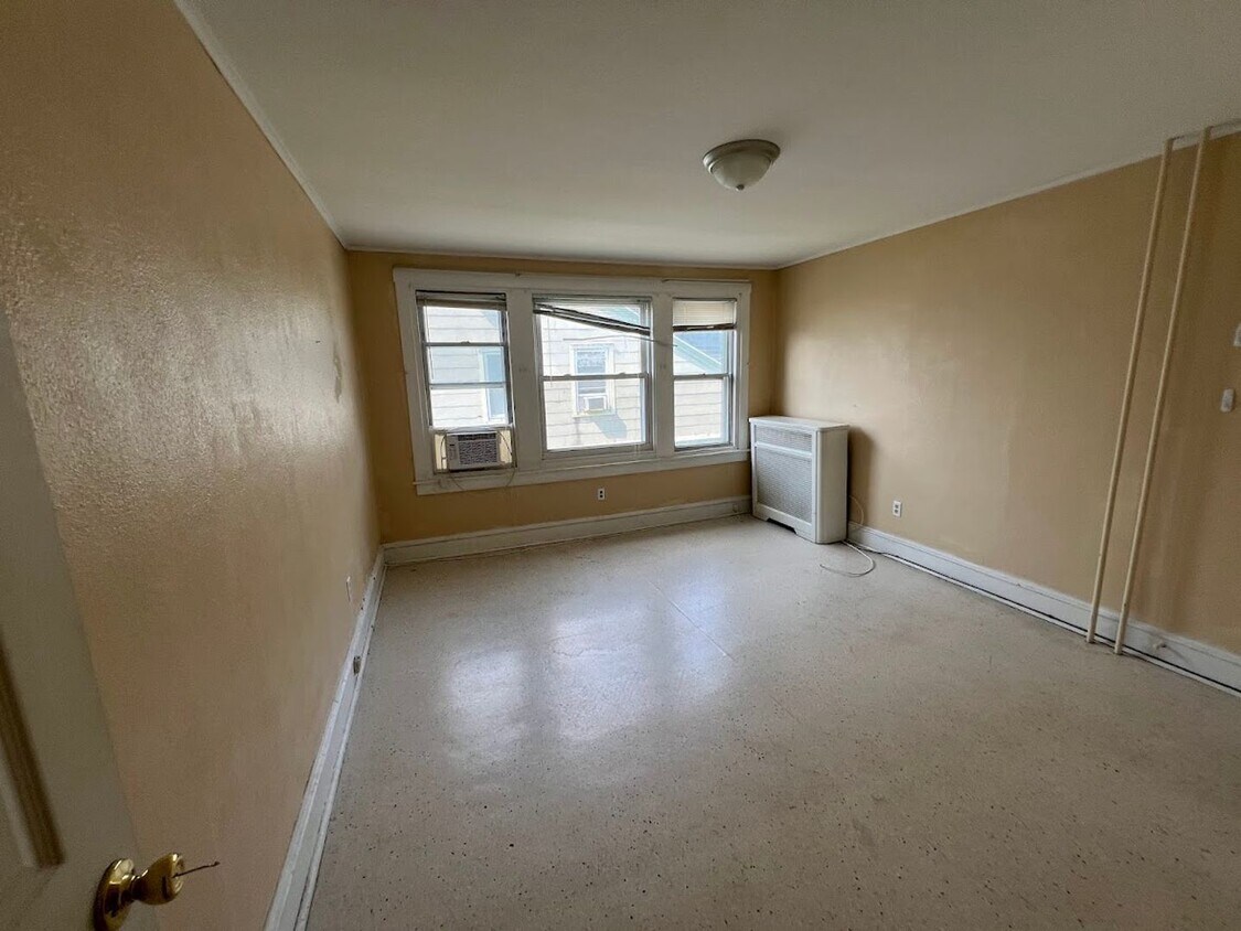 Building Photo - 4 Bedroom House