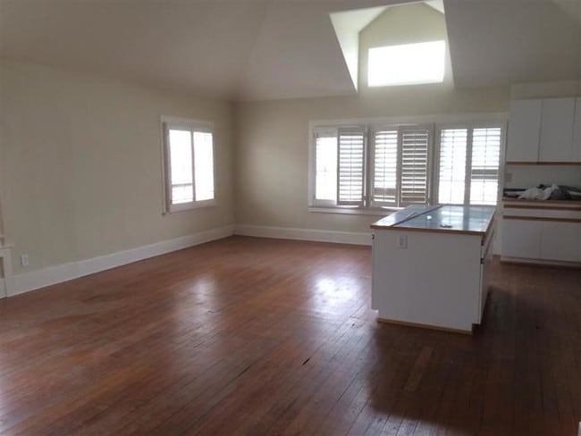 Building Photo - Beach duplex