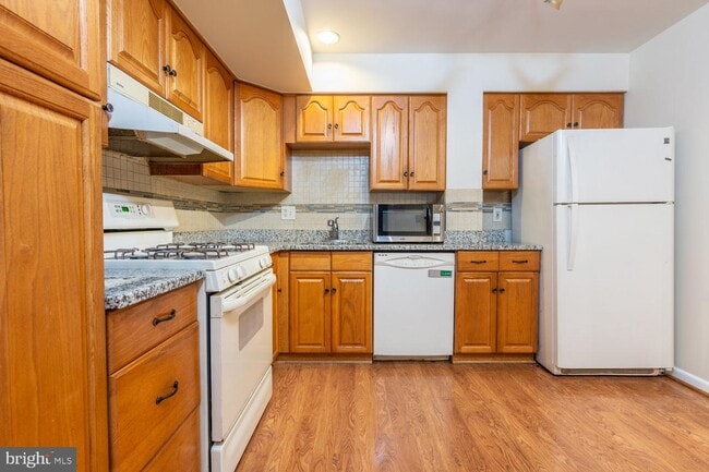 Foto del edificio - 7400 Lakeview Dr