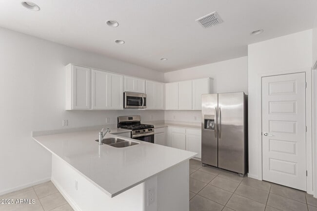 Foto del edificio - 3233 Juniper Cyn Dr