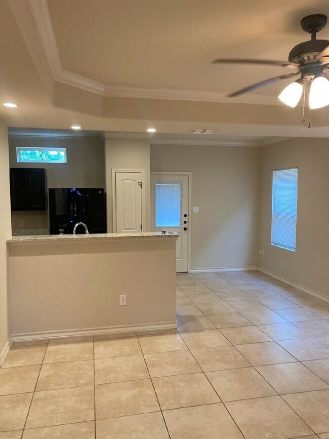 Foto del edificio - 7030 Lakeview Dr.