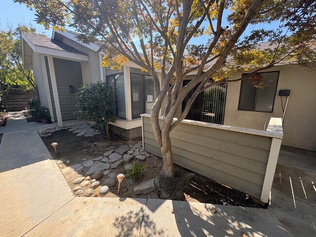 Building Photo - Move in ready home available now!