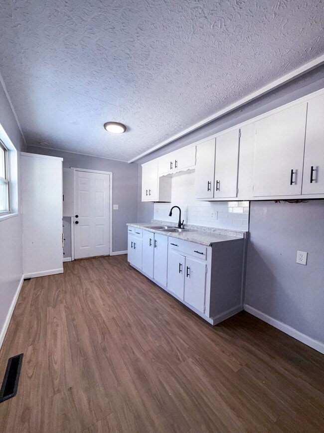 Building Photo - Move-In Ready 3BR Home w/ Eat-In Kitchen, Yard & Off-Street Parking