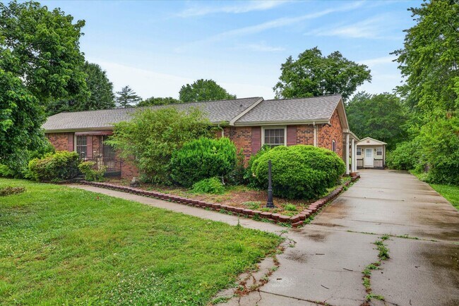 Building Photo - 2 Bedroom Dog Friendly Home For Rent With Large Bonus Room!