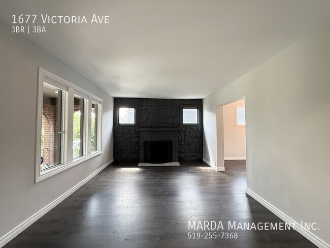 Photo du bâtiment - BEAUTIFUL 3 BED/ 2.5 BATH w/ POOL ON VICTORIA + UTILITIES!