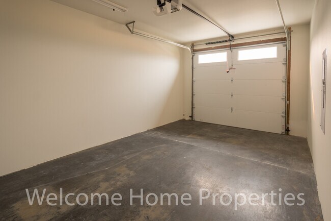 Building Photo - 72 NE Hadley Way