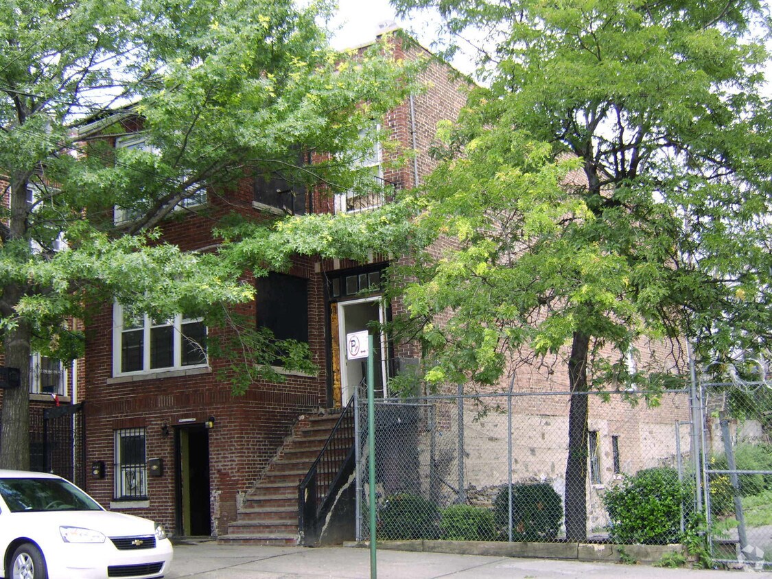 Primary Photo - 638 Barretto St