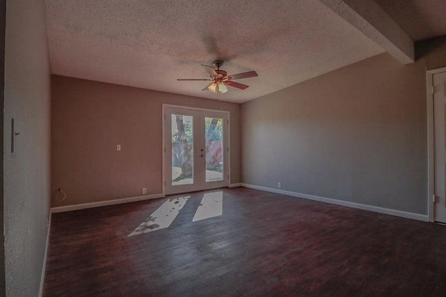 Building Photo - 3bed/1 bath property located in Central Lubbock - Available Now!