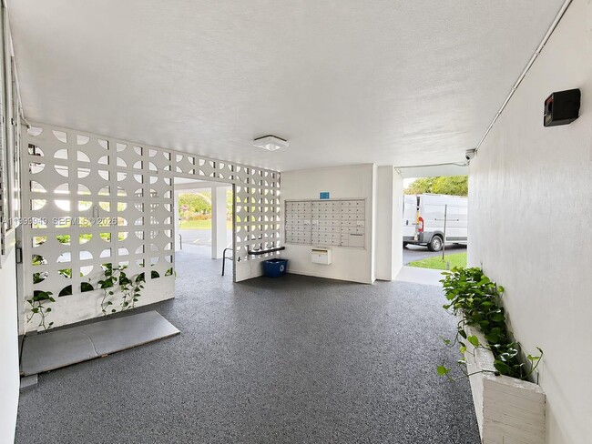 Building Photo - 950 Hillcrest Dr