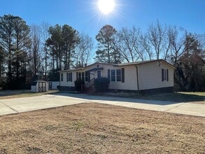 Building Photo - 208 Country Club Rd
