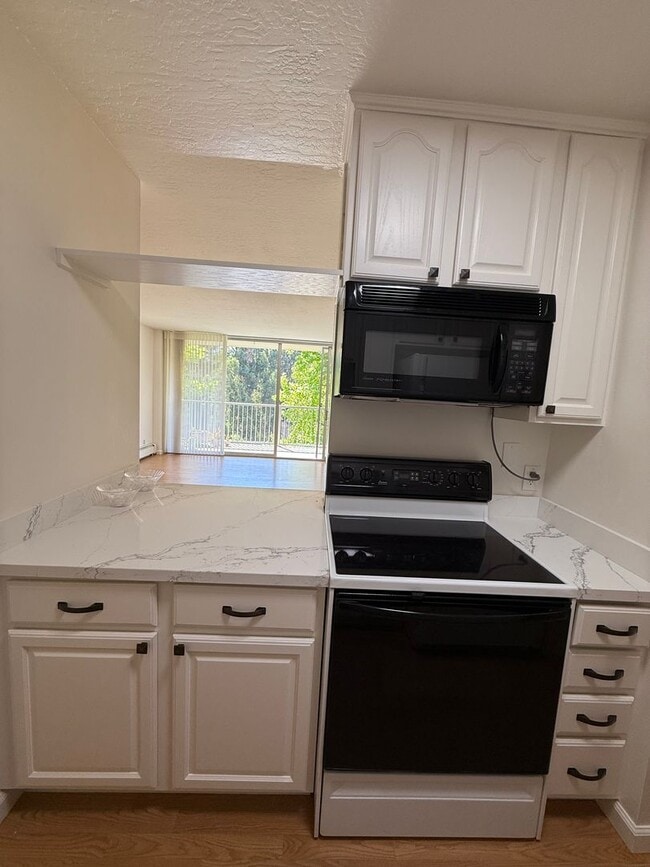 Building Photo - 1 Bed, 1 Bath Condo in Prime Belmont Location
