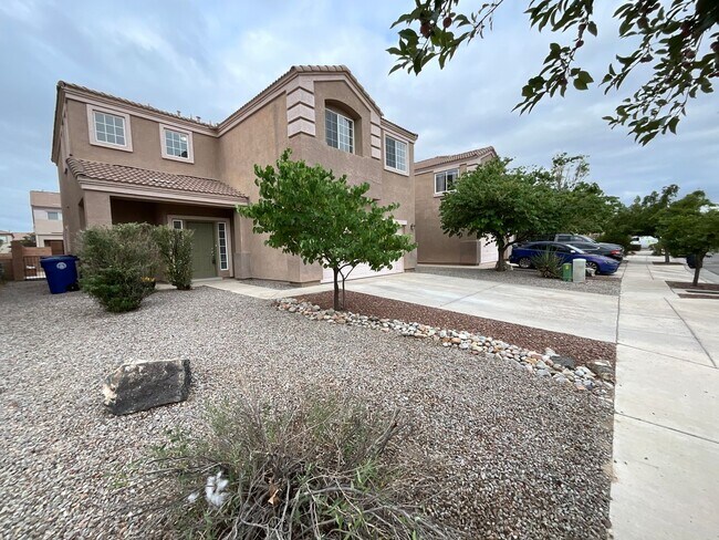 Foto del edificio - 5 Bedroom Home Available In The Trails Nea...