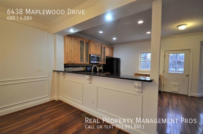 Building Photo - Stunning Sun-Drenched Home, Convenient Fal...