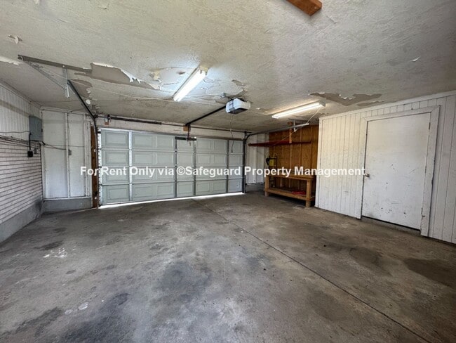 Building Photo - Charming Multi-Level Duplex