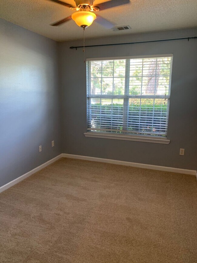 Foto del edificio - Four bedrooms in Richmond Hill, GA.