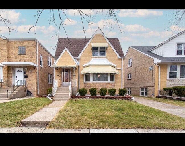 Building Photo - 5428 W Sunnyside Ave