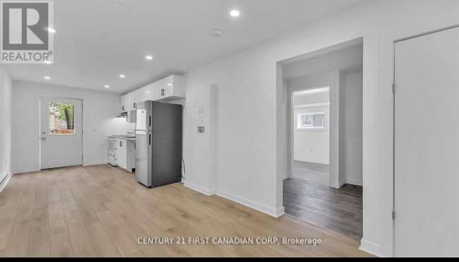 Building Photo - 413 Main St S