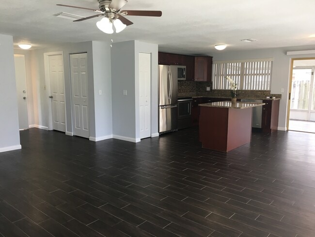 Building Photo - 7104 Hazelwood Ct