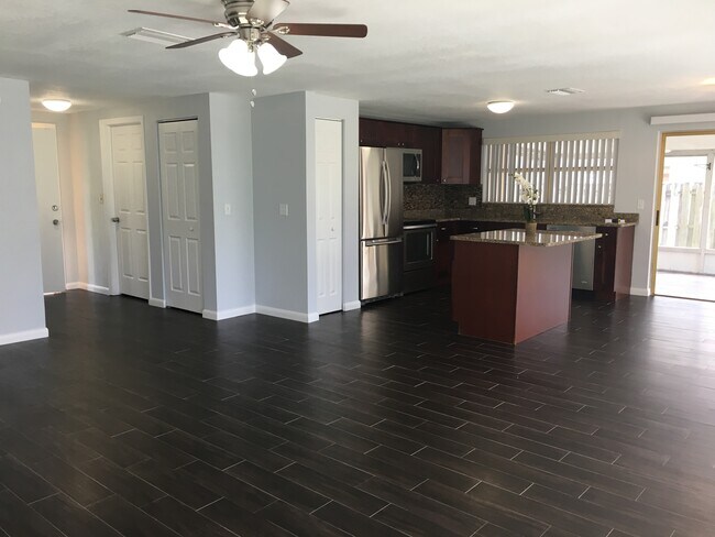 Foto del edificio - 7104 Hazelwood Ct