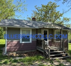 Building Photo - 912 E Stone St