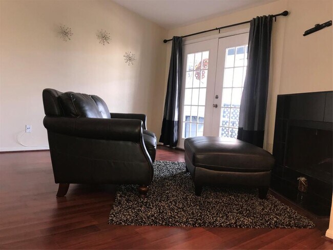 Foto del edificio - 2323 Fairwind Rd