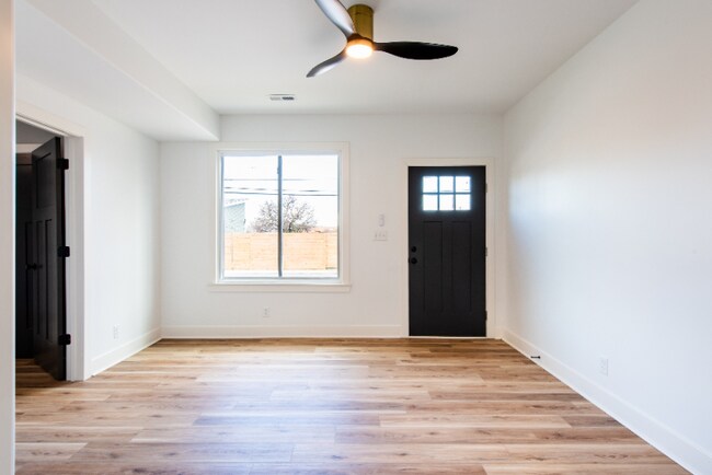 Foto del edificio - 530-532 E Burnett Ave