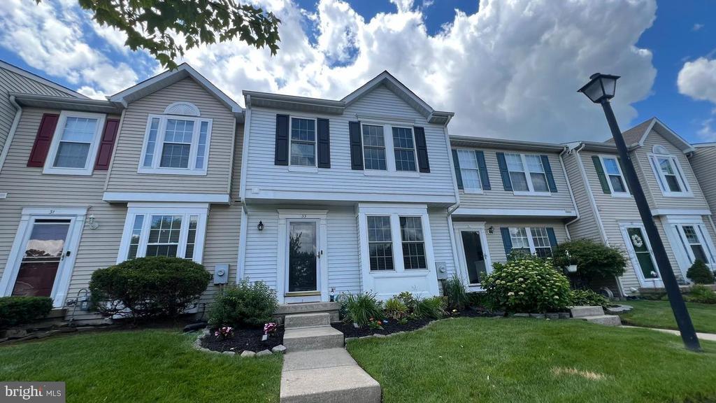 Foto principal - 33 Pinehurst Ct