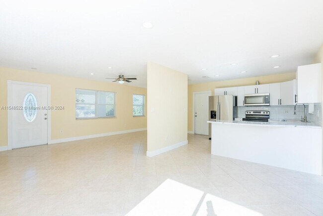 Building Photo - 10875 Westwood Lake Drive, Miami, FL 33165