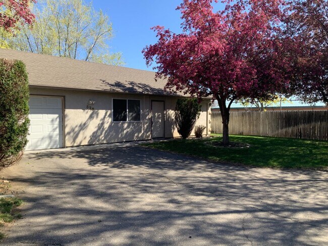 Foto del edificio - Two bedroom, Two Bath Duplex with One Car ...