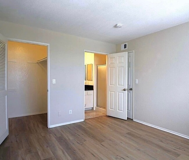 Building Photo - 15040 Moorpark St