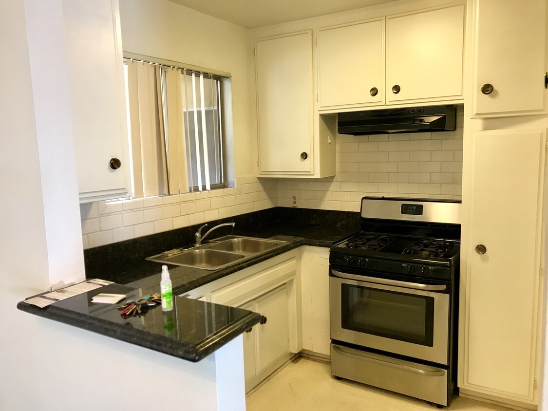 Primary Photo - 1342 N Fuller Ave